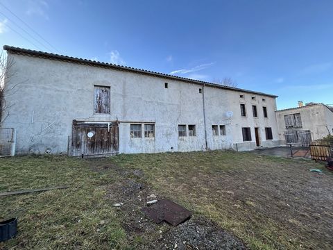 Farmhouse of about 112 m2 of living space renovated in the early 2000s. This old farmhouse comprises on the ground floor a living room opening onto a pleasant south-facing terrace, a fitted kitchen, a shower room and a toilet. Upstairs, the landing l...
