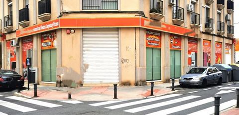 This commercial premises, strategically located in La Florida Baja, a few meters from Avenida de Orihuela, is located on a corner and offers a floor area of 375 square meters, complemented by a basement of 150 square meters. It has two bathrooms for ...