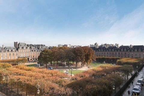 Appartement en duplex avec vue sur la Place des Vosges, Paris 4èmeMagnifique opportunité sur l’une des places les plus emblématiques de Paris. La place des Vosges, place Royale jusqu’en 1800, est une place du Marais, faisant partie des 3e et 4e arron...