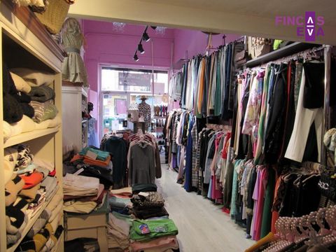 Business for transfer, current clothing store, in the Vila de Gracia area of Barcelona... The business is located in 2 stores that are connected, both have a window facing the street, loft, warehouse and fitting rooms... Well known in the area, where...