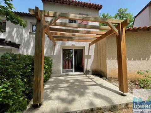 I offer you this house located 5 minutes from the city center of CAJARC, in a shaded holiday estate with heated swimming pool and playgrounds. It consists of a large living room with equipped kitchen and access to the terrace and upstairs, two large ...