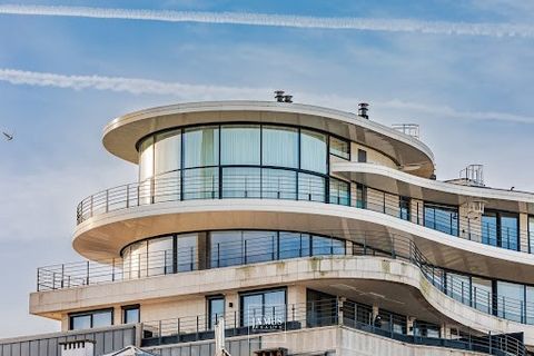 I det ikoniska Cond'Or Residence, en exceptionell takvåning på 350 m2 och 250 m2 terrasser med fantastisk utsikt över Bryssel. Med exceptionellt högt i tak kommer detta unika utrymme att glädja dig med sin magnifika tvådelade reception runt en centra...
