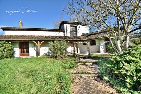 For sale Nérac detached house of 150 m² close to Shops Schools. On the ground floor, you will find an entrance hall leading to a large living room of 49 m² with a beautiful fireplace, a cathedral ceiling with its oak wood framework: rare, an independ...