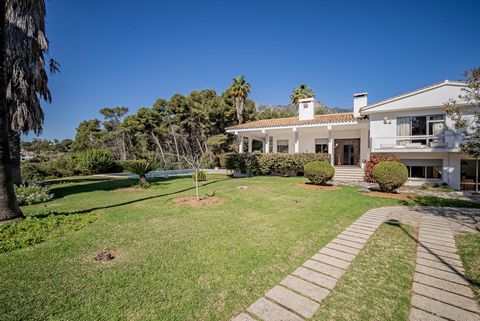 This south-facing property could be ideal for a renovation project or for demolition to create a small project of individual or semi-detached villas. A large villa built in 1975 in a picturesque and quiet residential area above the center of Marbella...
