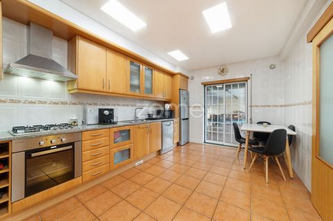 Property ID: ZMPT564668 Property Description: 3+1 bedroom villa in gated community with swimming pool and children's playground. Location and Surroundings: Location in a residential area in Calvaria de Cima, Porto de Mós. Easy car and pedestrian acce...