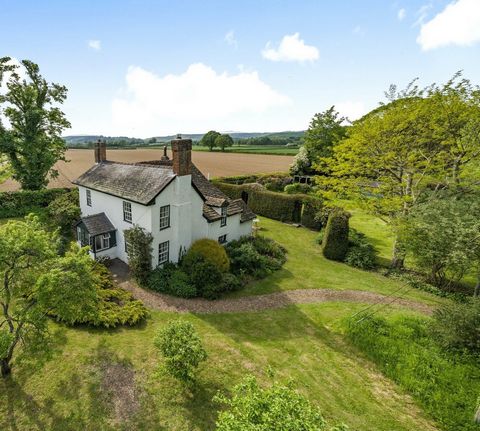 The Cat & Fiddle is an attractive stuccoed three bedroomed detached Grade II listed property, set in just under an acre. Once a Drovers' Inn, and adjacent to Broadheath Common the house is situated 1.4 miles east of the thriving and popular market to...