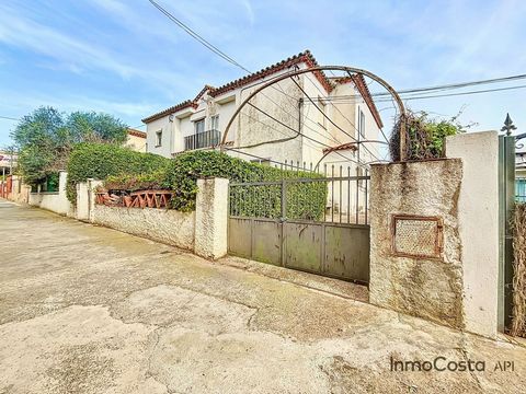 INMOCOSTA API ESTARTIT - Semi-detached house to renovate with land in Torroella de Montgrí Semi-detached house to renovate, with a large plot located in the centre of Torroella de Montgrí. Housing with a constructed area of about 178 m2 distributed o...