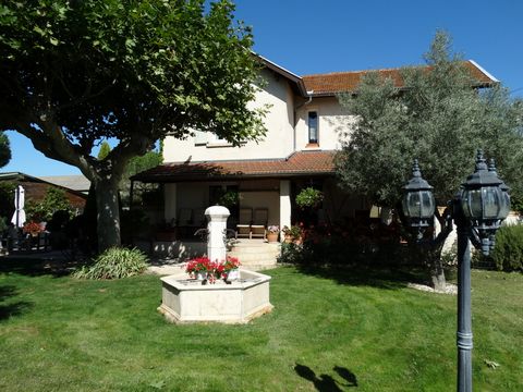 Country house of approximately 290m2 including 5 bedrooms, a living room of 100m2 with large living room and a large fireplace, a dining room and a small living room with fireplace, large kitchen + 300m2 of outbuilding including a large old workshop ...