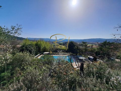 Vallon Pont D'Arc, in a quiet area and in a dominant position with a beautiful unobstructed view, this house consists of 2 independent dwellings of 50 m2 and 35 m2 each with its own private terrace and a large garage. Located on a magnificent plot of...