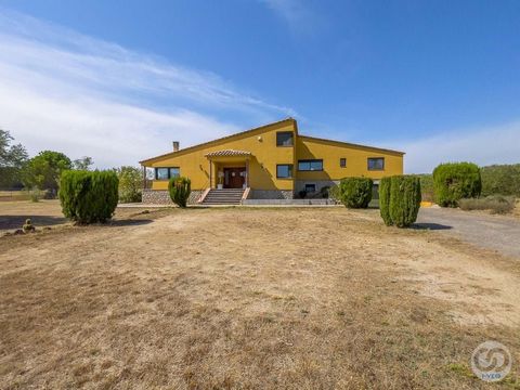 Would you like to live in the Spanish Tuscany? have sea views... enjoy a Garden of more than 7,000m2, in a property of more than 400 m2 built, with 6 bedrooms, 3 bathrooms, fireplace and garage for 3 cars... Well, we have it for you in a beautiful to...