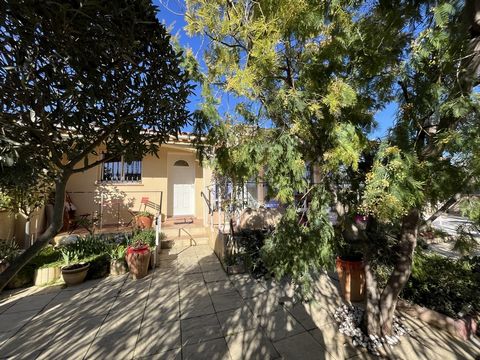 In Pépieux, single-storey villa, benefiting from 3 bedrooms and a beautiful sunny terrace. Each member of the family will find their own private space. The house includes an equipped kitchen area, a shower room, a 28m2 air-conditioned lounge area and...