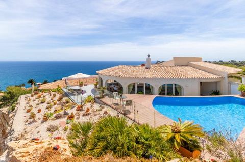 Cette propriété bien présentée avec des vues panoramiques spectaculaires sur la mer Méditerranée et vers Ibiza et le phare de Cabo de la Nao, située dans l'urbanisation exclusive de Balcon al Mar, Jávea. Avec son architecture extraordinaire, il décou...