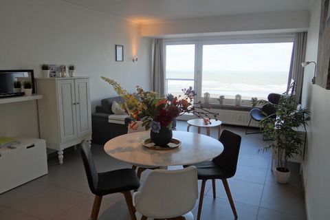 Renovated 1 bedroom apartment Centrally located on the sea wall Wifi and digital TV Nestled in the serene coastal town of Nieuwpoort, this exquisite apartment offers the perfect blend of comfort, convenience, and breathtaking vistas. Located just a s...