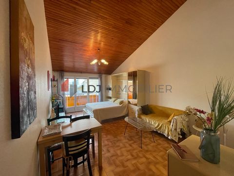 Come and discover this pretty T1, ideally located in the city center, in a secure residence with elevator and close to all amenities and spa treatments. Fully equipped and tastefully furnished, all you have to do is drop off your suitcases. It consis...