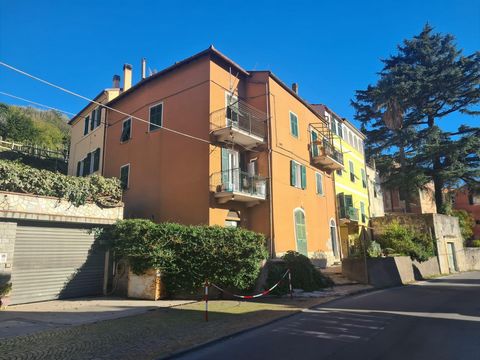 Calice Ligure - Via Roma - We offer for sale a Terra-Cielo building consisting of 3 apartments with independent entrance in the city center renovated by the patron saint of the early 900s. Accommodations; 2 are in good condition, a third to be comple...