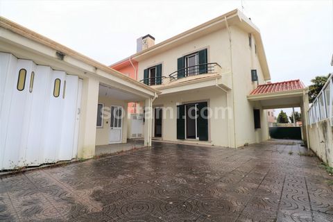 Fantastic villa in Canelas! House consists of living room, equipped kitchen, bathroom and small storage room, with terrace and garden, on the ground floor. First floor,  has four bedrooms, one en suite, a bathroom to support the rooms. Second floor, ...