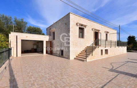 PUGLIA - ITRIA VALLEY - CISTERNINO (BR) - Contrada Calabrese A few steps from the center of Cisternino, one of the most beautiful and evocative villages in the Valle D'Itria, precisely in Contrada Calabrese, we offer for sale a very bright and comfor...