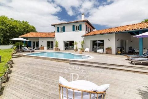 Located near the village and a few minutes from Biarritz, on a plot of 2,200 m², house of 220 m² offering a beautiful living space opening onto the terrace and pool, 4 bedrooms including a master suite with dressing room and office space. An apartmen...