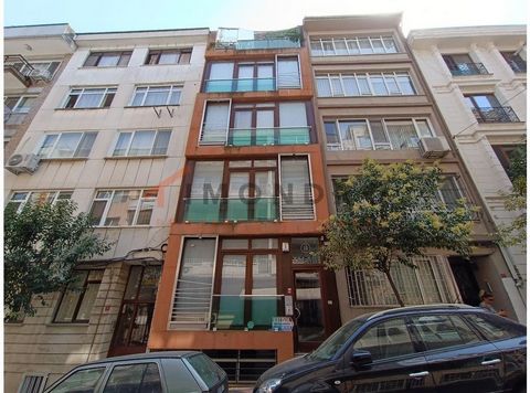 O Apartment for sale está localizado em Besiktas. Besiktas é um distrito localizado no lado europeu de Istambul. É um dos bairros mais antigos e densamente povoados de Istambul. A área está localizada entre o Corno de Ouro e o Bósforo, tornando-se um...