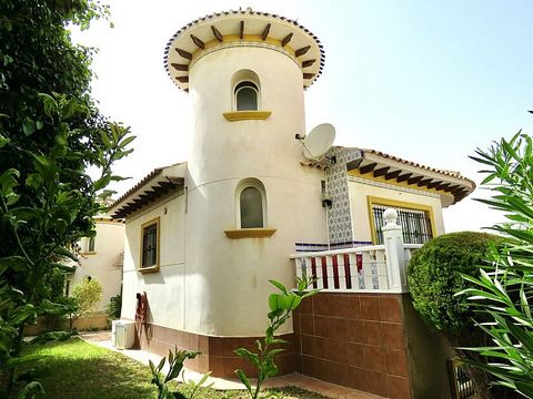 Detached villa with 3 bedrooms and private garden near Villamartin. Detached villa with garage and large garden in Las Filipinas, near Villamartín. It is distributed over two floors plus a solarium with panoramic views. On the ground floor there are ...
