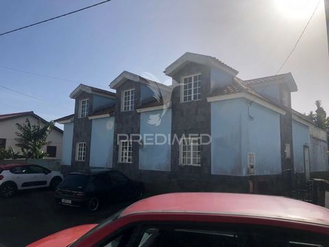9 bedroom villa with 2 floors located on Caminho Canada Folhadais, 49, in São Pedro, Angra do Heroísmo. It consists of: ground floor: 4 bedrooms, living room, dining room, kitchen and pantry, 2 bathrooms. Annex with 1 bedroom, 1 toilet and laundry; 1...