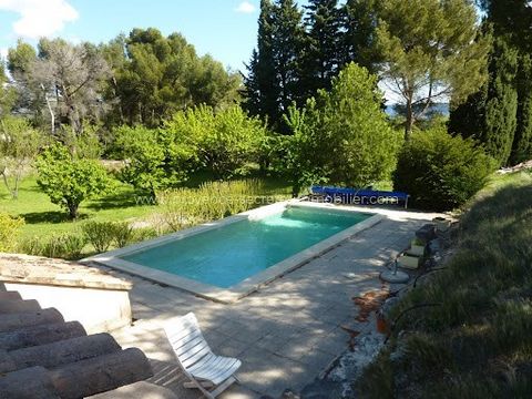 Between Luberon and the world capital of antique dealers, l'Isle-sur-la-Sorgue, Provence Secrète found for you this farmhouse to restore and extend at the edge of the Saumane-de-Vaucluse golf court. This property is ideal for golfers who want to walk...