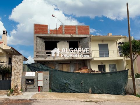 Located in Loulé. Fantastic V3 in contemporary style construction 15 minutes from the city of Loulé and all amenities (shops, restaurants, bars, supermarkets, banks, museums, municipal swimming pools) and about 20 minutes by car from Faro, the airpor...