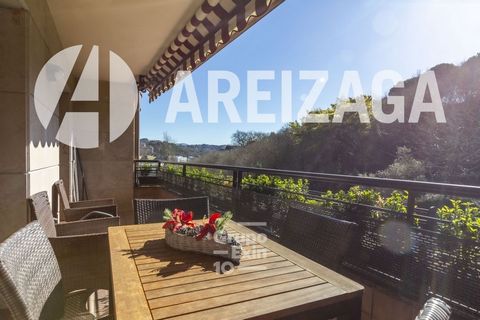Areizaga Real Estate exclusive property.  Location: Close to Ondarreta Beach, the University, in a very quiet residential area surrounded by green spaces, well connected, with a wide range of schools, shops, etc. The building: Built in 2004, with a c...
