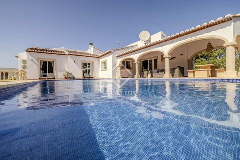 Nestled within a conveniently located development and boasting breathtaking west-facing sunset views over the majestic mountains and countryside, this spacious 5-bedroom villa epitomizes good living in the heart of the Costa Blanca. As you step throu...