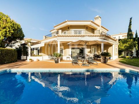 Villa 5 pièces, avec une superficie brute de construction de 255 m², une piscine et un garage, située sur un terrain de 1 461 m², dans le développement de Vila Sol à Vilamoura, Algarve. Cette villa, répartie sur deux étages, présente un design luxueu...