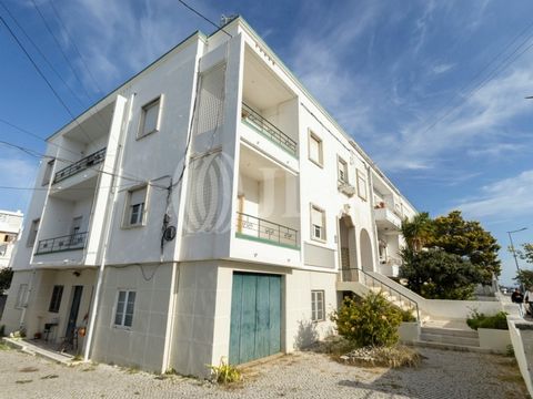 Building with total ownership, for renovation and partially vacant, with 414 m2 of gross construction area, set on a 375 m2 plot, near the center, in Faro, Algarve. The building consists of three floors, with three independent apartments, each compos...