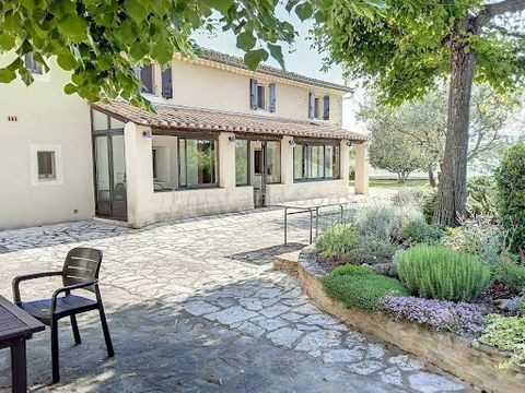 Vaucluse. Sector of Vaison-la-Romaine, the agency Lord & Sons offers for sale this beautiful vineyard farmhouse, completely restored, located on a plot of 5305m2 planted with vines. The farmhouse includes a large living room, a kitchen-dining room, a...