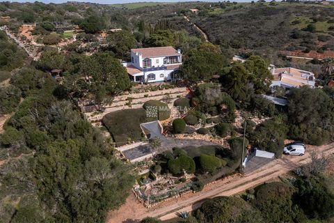 Located in Vila do Bispo. This splendid property with 3,880m2 of land is situated in the Costa Vicentina Natural Park, approximately 2km from the stunning Zavial and Ingrina beaches, just 10 minutes from Sagres and 30 minutes from Lagos. Built in 201...