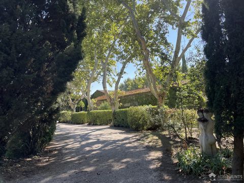 This authentic 14th-century Provencal farmhouse is a real treasure in an idyllic location in the heart of Provence, between Saint Remy de Provence and Avignon. Surrounded by 2 hectares, it comprises aromatic gardens and fruit trees,. You can enjoy th...