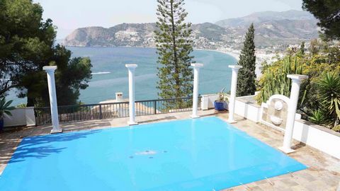 VILLA in Punta de la Mona, La Herradura recently completely renovated with quality materials, very well cared for and it looks new. The HOUSE has a great advantage and it is that it is located 5 minutes walk from La Herradura BEACH. The villa has 5 l...