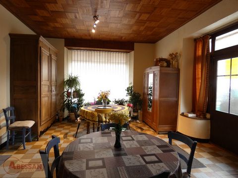 TARN ET GARONNE (82) For sale in LAGUEPIE house of approximately 180m² of living space/9 rooms on three levels. This residence with two separate entrances, benefits from an ideal location for use as a commercial space on the ground floor and guest ro...
