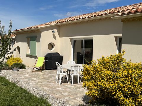 Real estate acquisition of a house with 4 bedrooms and a large sunny terrace in Malemort-Du-Comtat. Year of construction: 2018, the building is almost new. The interior space measuring 137m2 has a shower room, a kitchen area, a lounge area of 58m2 an...