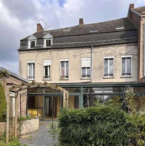 Watremez immobilier offers you in exclusivity this former mansion located in the town of Le Cateau-Cambrésis offering, an entrance on a corridor, a living room dining room of 46 m2, a semi-equipped kitchen, a scullery, an office/a bedroom, a toilet, ...