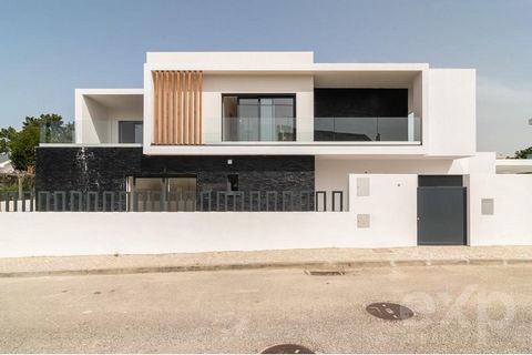 Villa T4 met zwembad gelegen in Aroiera, op een perceel van 630 m2. Dit droomhuis is gelegen in een rustige straat, is ontworpen met moderne architectonische lijnen en beschikt over hoogwaardige voorzieningen en materialen. Uitgerust met domotica, LE...