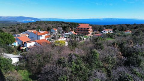 KAVRAN, BUILDING LAND FOR ONE OR MORE HOUSES, WONDERFUL SEA VIEW In a wonderful location, only 1700m from beautiful beaches, in the center of Kavrana and a nice street, there is this plot of regular shape. Next to the plot is all the infrastructure. ...