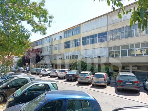 FULLY REFURBISHED 3 bedroom flat for sale, with 73 m2 of Gross Private Area, with large closed balcony and direct access to the street, located in the basement (High Ground Floor) of a sign building from the 80's, located in Queluz, just 650 m (8 min...