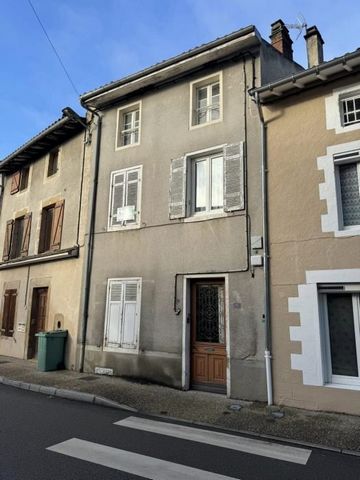 5-ROOM HOUSE WITH TERRACE For sale in Châteauponsac (87290): 5-room house of 111 m² and 160 m² of land. The house offers three bedrooms, a fitted kitchen and a bathroom. The advantages: it benefits from a cellar and a terrace (5 m²). View of a garden...