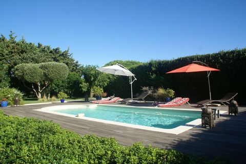 Een schitterende vakantiestek op slechts 5 minuten lopen van het beroemde Saint-Tropez (1 km). Een zeer charmante villa met privé-zwembad (9 x 4 m, diep 1.50 m) op een rustige plek met volop privacy (de villa ligt op een domaine). Lekker luieren op j...