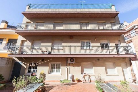 We present you this property in Polinyà, where you can carry out a magnificent project either as your new home or investment in this impressive 6-story building. Yes, you read that right! This property has 2 floors ready to move into and 4 floors to ...