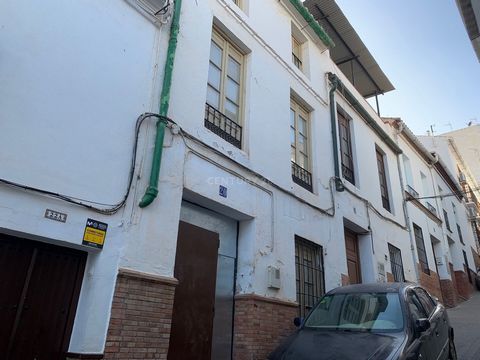 Are you looking to buy a town house in Álora? We offer you this excellent opportunity to own this well-distributed house with an area of 243.42 m². It has three floors. On the ground floor there is a hall, a living room, a dining room, a large kitche...