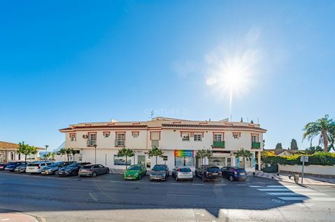 This building, strategically located in Benalmádena-Pueblo, in the idyllic spot of Arroyo de las Moriscas and in the street Juan Luis Peralta, represents a unique opportunity for investors. Designed to accommodate residential accommodation, commercia...