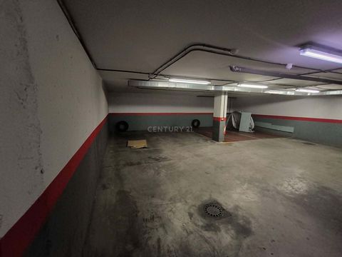 Plaza de garaje en La Fortuna, Leganés, Nº 8, en sótano 2, es una plaza con medidas estandar, de fácil maniobra para entrar y salir del garaje (han aparcado furgones). Con el vehículo se accede por ascensor/elevador. Entrada y salida peatonal desde e...