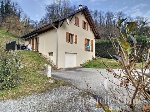 UGINE - In the heart of a residential area, this charming 7-room house built in 2005 is to be discovered without delay. It is spread over two residential levels. The ground floor consists of a large living room of 44 m2 including a beautiful fitted k...