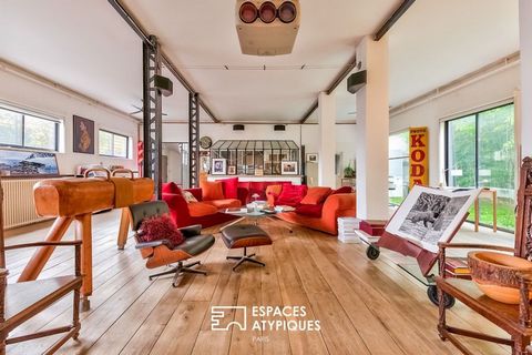 In the immediate vicinity of the banks of the Marne, this exceptional place with its Eiffel-type structure draws its history from the Universal Exhibition of 1900. This real loft is freehold and develops a total surface area of 407 m2 spread over two...