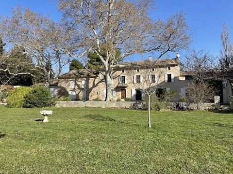 The Lord and Sons agency offers for sale this magnificent property of approximately 215 m2 and its numerous outbuildings in the Principality of Orange area, of approximately 8 hectares. Once through the gate, you discover this imposing stone Mas with...
